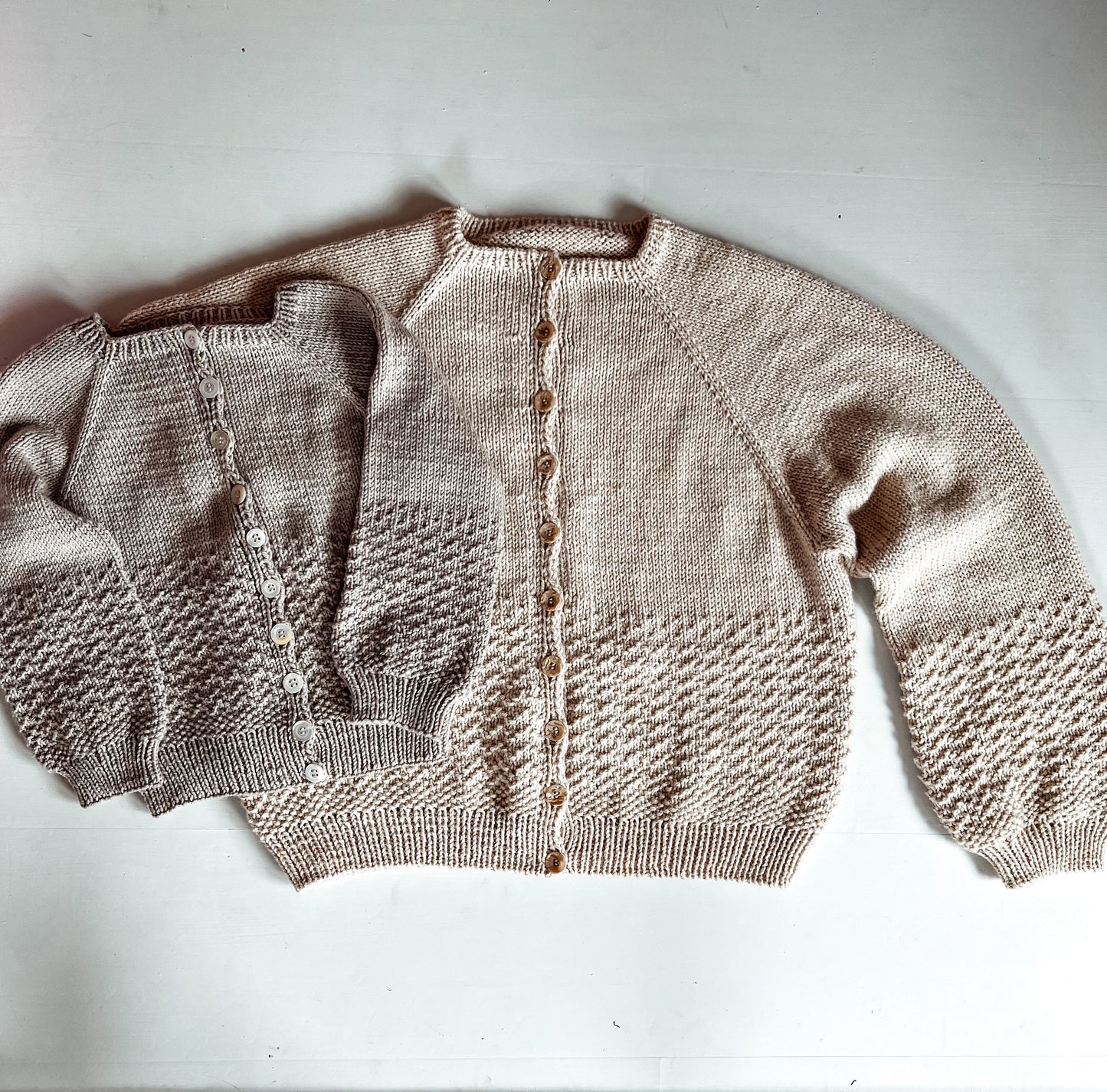 Pernilles perlecardigan junior (dansk)